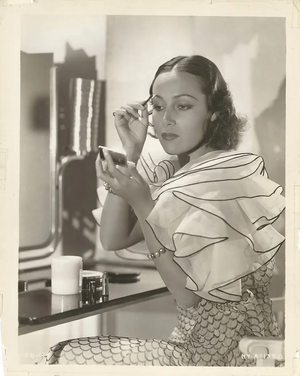 DOLORES DEL RÍO IN MAKE-UP AT WARNER BROTHERS (ca. 1935) Studio Retrato de Dolores del Rio. Hollywood, Estado Unidos. Circa 1933. ©Casa de América